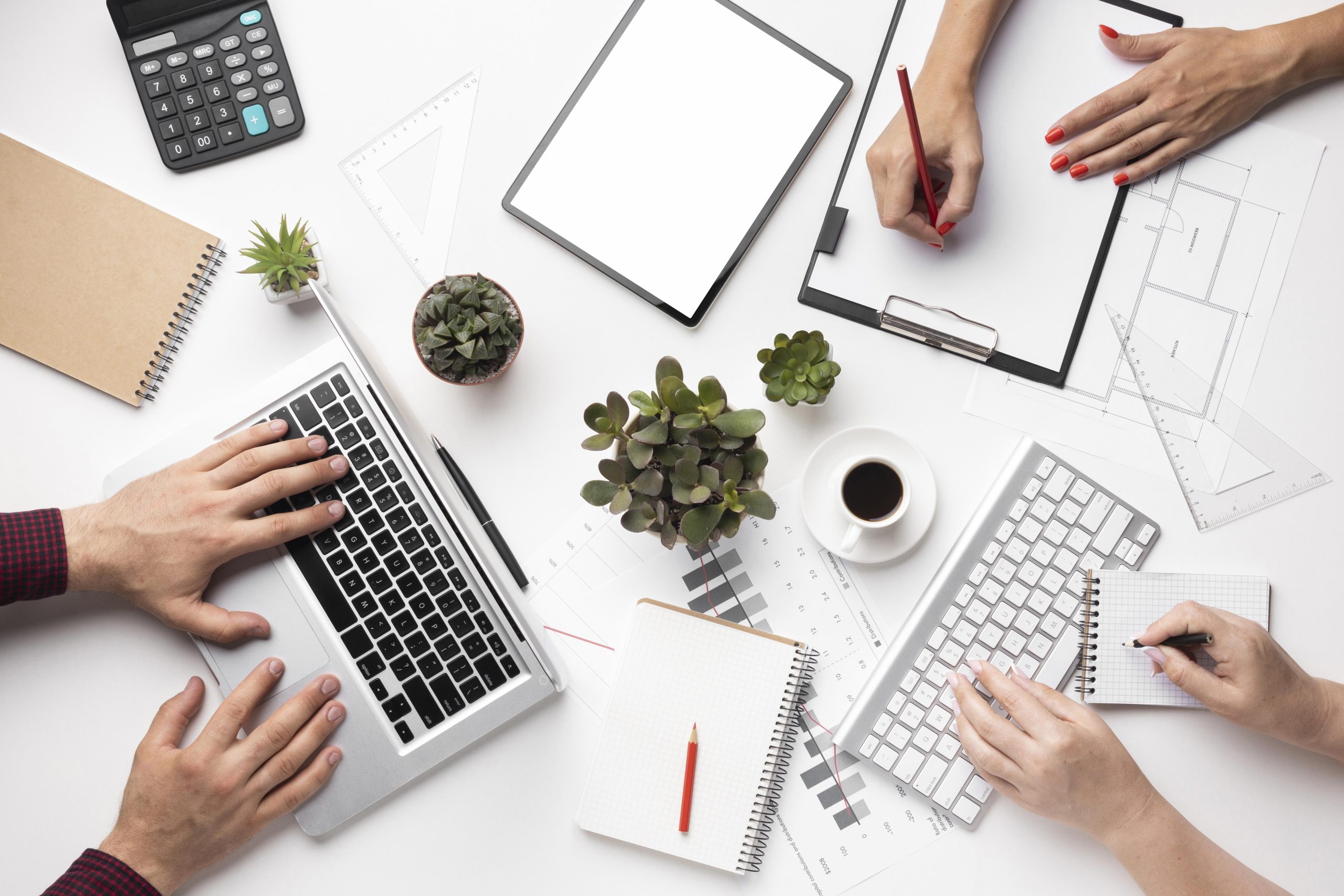 assortiment-de-bureau-plat-avec-tablette-ecran-vide