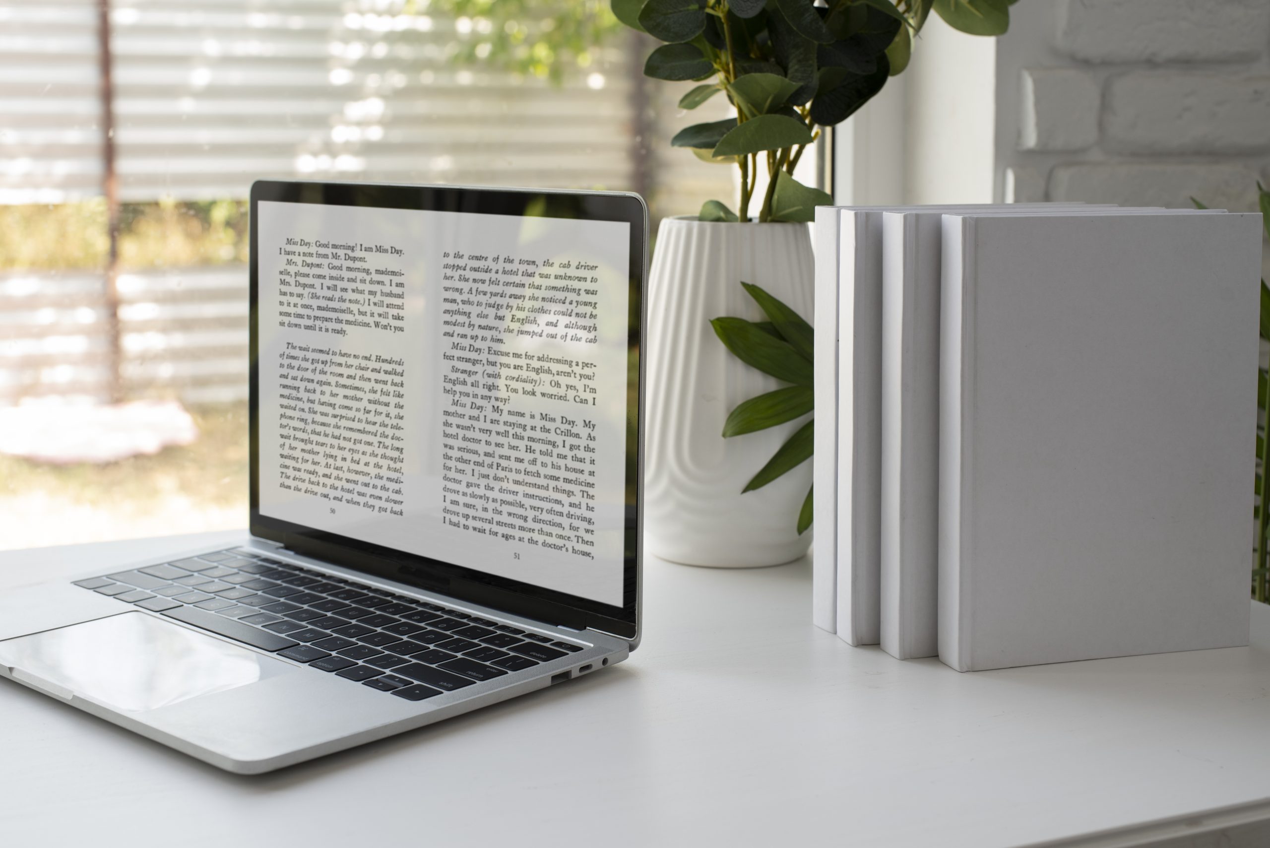 assortiment-de-livres-et-d-ordinateurs-portables assortiment-de-livres-et-d-ordinateurs-portables